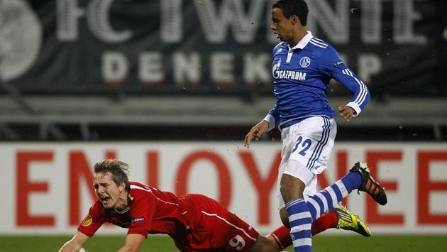 Kamerunský fotbalista Joel Matip (vpravo) se Luuka de Jonga ani nedotkl. Kamerunský fotbalista Joel Matip (vpravo) se Luuka de Jonga ani nedotkl.