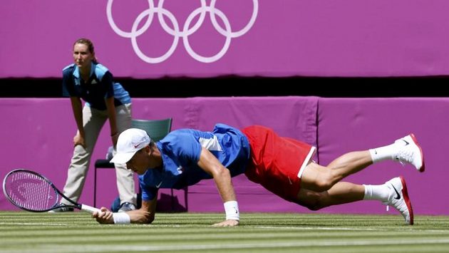 Tomáš Berdych také poznal nástrahy londýnské trávy Tomáš Berdych také poznal nástrahy londýnské trávy