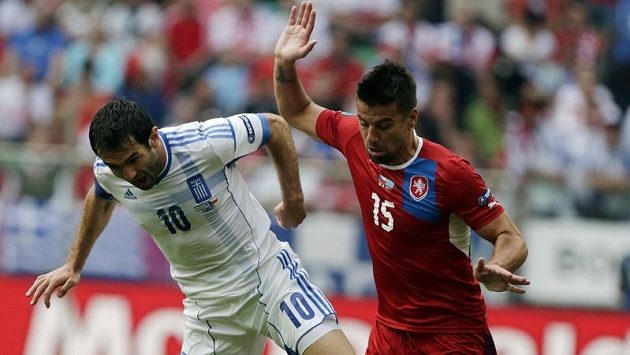 Milan Baroš v souboji s Řekem Karagunisem Milan Baroš v souboji s Řekem Karagunisem
