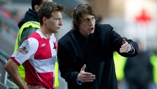Trenér Slavie Martin Poustka udílí taktické pokyny Danielovi Veselému. Trenér Slavie Martin Poustka udílí taktické pokyny Danielovi Veselému.