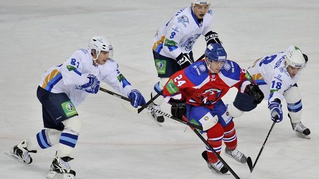 Útočník Jiří Hudler z pražského Lva v obklíčení hráčů Astany. Útočník Jiří Hudler z pražského Lva v obklíčení hráčů Astany.