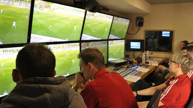 Kurz pro videorozhodčí na stadiónu Viktorie Žižkov. Druhý zleva Ondřej Berka, vpravo od něj Jana Adámková. Kurz pro videorozhodčí na stadiónu Viktorie Žižkov. Druhý zleva Ondřej Berka, vpravo od něj Jana Adámková.