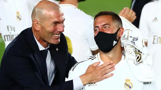 Hvězda fotbalového Realu Madrid Eden Hazard (vpravo) a trenér Bílého baletu Zinédine Zidane. Hvězda fotbalového Realu Madrid Eden Hazard (vpravo) a trenér Bílého baletu Zinédine Zidane.