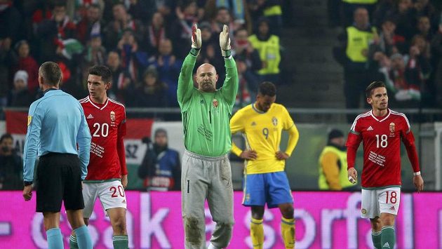 Gábor Király při loučení s reprezentací během zápasu Maďarsko - Švédsko. Gábor Király při loučení s reprezentací během zápasu Maďarsko - Švédsko.