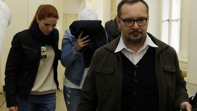 Policie takhle příváděla k soudu náměstkyni ministryně školství Simonu Kratochvílovou, která je obviněna v případu okolo šéfa fotbalu Miroslava Pelty. Policie takhle příváděla k soudu náměstkyni ministryně školství Simonu Kratochvílovou, která je obviněna v případu okolo šéfa fotbalu Miroslava Pelty.