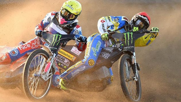 Ruský reprezentant Grigorij Laguta (vlevo) a Švéd Fredrik Lindgren bojují v semifinále mistrovství světa družstev. Ruský reprezentant Grigorij Laguta (vlevo) a Švéd Fredrik Lindgren bojují v semifinále mistrovství světa družstev.
