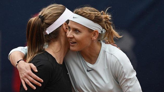 České tenistky Lucie Šafářová (vpravo) a Barbora Štefková po utkání čtyřhry se slovensko-japonskou dvojicí Jana Sizikovová, Makoto Ninomijová. České tenistky Lucie Šafářová (vpravo) a Barbora Štefková po utkání čtyřhry se slovensko-japonskou dvojicí Jana Sizikovová, Makoto Ninomijová.