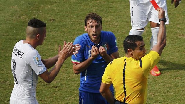 Sudí vylučuje Claudia Marchisia (uprostřed), Uruguayec José María Giménez jeho verdiktu tleská. Sudí vylučuje Claudia Marchisia (uprostřed), Uruguayec José María Giménez jeho verdiktu tleská.