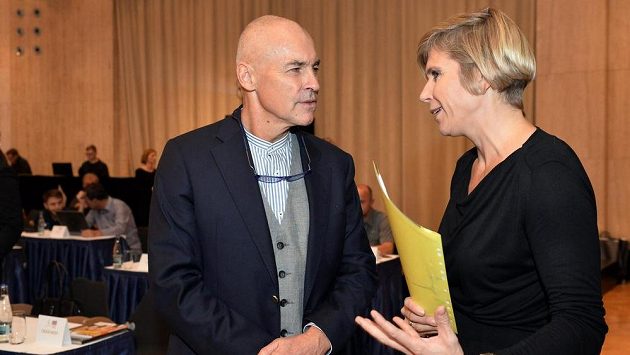 Zleva Zdeněk Haník, kandidát Českého volejbalového svazu a České olympijské akademie, a Kateřina Neumannová na zasedání pléna Českého olympijského výboru (ČOV). Zleva Zdeněk Haník, kandidát Českého volejbalového svazu a České olympijské akademie, a Kateřina Neumannová na zasedání pléna Českého olympijského výboru (ČOV).