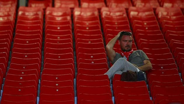 Fanoušek Liverpoolu sedící v hledišti Anfield. Fanoušek Liverpoolu sedící v hledišti Anfield.