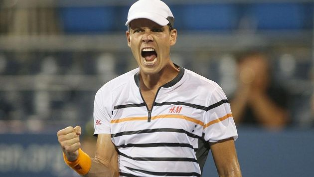 Vítězné gesto Tomáše Berdycha po postupu do čtvrtfinále US Open. Vítězné gesto Tomáše Berdycha po postupu do čtvrtfinále US Open.
