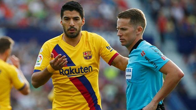 Barcelonský Luis Suárez si měl co říct s rozhodčím. Barcelonský Luis Suárez si měl co říct s rozhodčím.