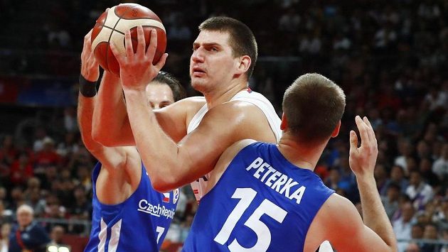 Srbský dlouhán Nikola Jokič se snaží proklouznout mezi dvojblokem Martin Peterka, Vojtěch Hruban. Srbský dlouhán Nikola Jokič se snaží proklouznout mezi dvojblokem Martin Peterka, Vojtěch Hruban.
