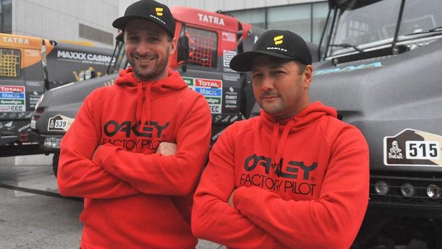 Piloti Tomáš Vrátný (vlevo) a Artur Ardavičus z Kazachstánu z týmu Bonver Dakar Project před odjezdem na Rallye Dakar. Piloti Tomáš Vrátný (vlevo) a Artur Ardavičus z Kazachstánu z týmu Bonver Dakar Project před odjezdem na Rallye Dakar.