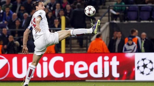 Akrobatická pozice - v těch si střelec PSG Zlatan Ibrahimovic libuje. Akrobatická pozice - v těch si střelec PSG Zlatan Ibrahimovic libuje.