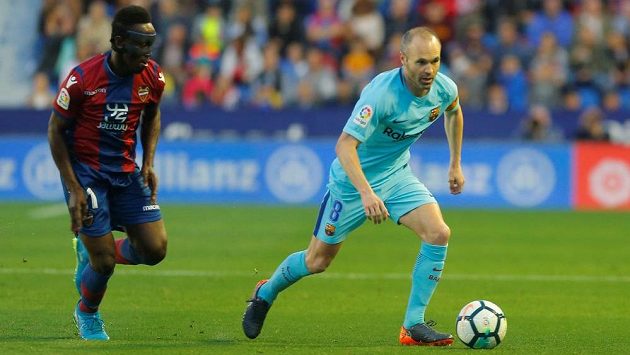 Barcelonský Andres Iniesta v akci během utkání s Levante. Jeho hráč Emmanuel Boateng pohledem kontroluje barcelonskou legendu. Barcelonský Andres Iniesta v akci během utkání s Levante. Jeho hráč Emmanuel Boateng pohledem kontroluje barcelonskou legendu.