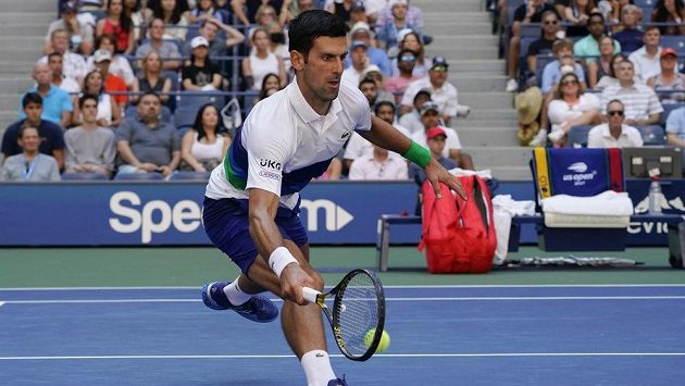 Novak Djokovič ze Srbska během zápasu třetího kola US Open proti Japonci Nišikorimu. Novak Djokovič ze Srbska během zápasu třetího kola US Open proti Japonci Nišikorimu.