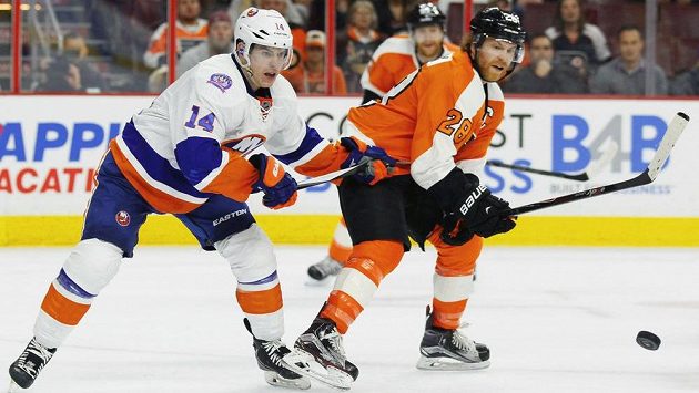 Thomas Hickey (vlevo) z New York Islanders v souboji o puk s Claudem Girouxem z Philadelphie. Thomas Hickey (vlevo) z New York Islanders v souboji o puk s Claudem Girouxem z Philadelphie.