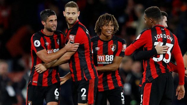 Fotbalisté Bournemouthu se radují z vítězství nad Brightonem. Fotbalisté Bournemouthu se radují z vítězství nad Brightonem.