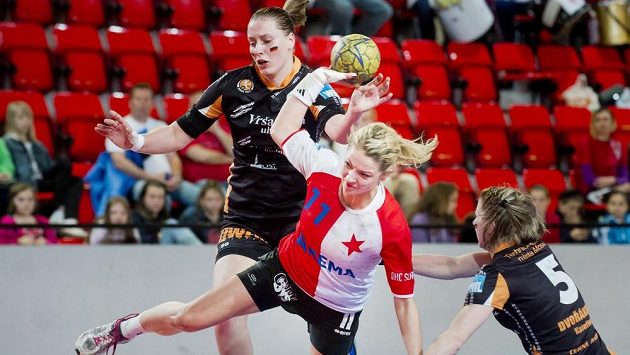 Finále play off interligy házenkářek - zleva Martina Weisenbilderová z Mostu, Monika Rajnochová ze Slavie a Kateřina Dvořáková z Mostu. Finále play off interligy házenkářek - zleva Martina Weisenbilderová z Mostu, Monika Rajnochová ze Slavie a Kateřina Dvořáková z Mostu.