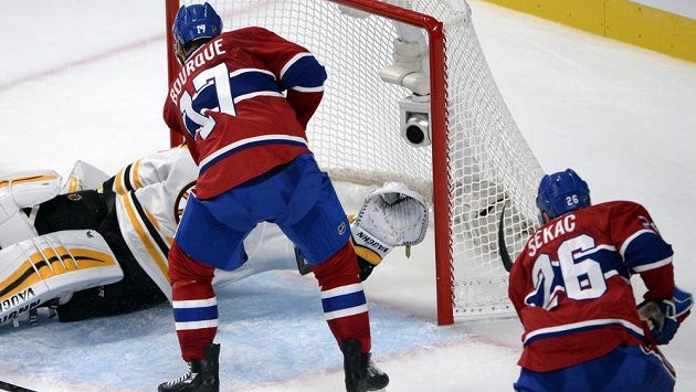 Útočník Montrealu Jiří Sekáč (vpravo) překonává brankáře Bostonu Tuukku Raska a zaznamenává premiérový gól v NHL. Vlevo přihlíží jeho spoluhráč Rene Bourque. Útočník Montrealu Jiří Sekáč (vpravo) překonává brankáře Bostonu Tuukku Raska a zaznamenává premiérový gól v NHL. Vlevo přihlíží jeho spoluhráč Rene Bourque.