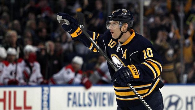 Obránce Buffala Christian Ehrhoff se raduje z gólu proti Carolině. Obránce Buffala Christian Ehrhoff se raduje z gólu proti Carolině.