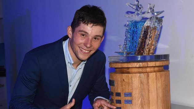 Jiří Prskavec pózuje s trofejí pro Kanoistu roku. Jiří Prskavec pózuje s trofejí pro Kanoistu roku.