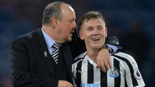 Fotbalista Fotbalista Newcastlu Matt Ritchie spolu s koučem Rafaelem Benítezem po utkání v Burnley. Fotbalista Fotbalista Newcastlu Matt Ritchie spolu s koučem Rafaelem Benítezem po utkání v Burnley.