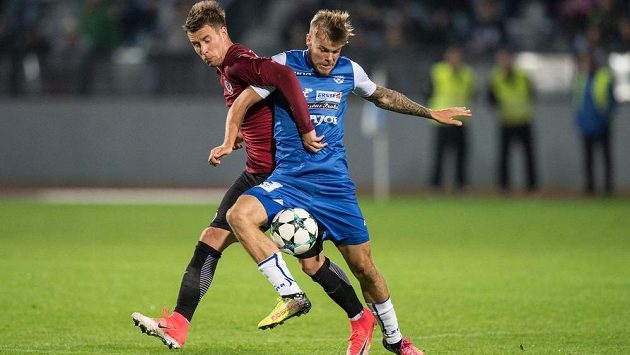 Jan Hladík (vlevo) se výhry na Źižkově v dresu Znojma nedočkal. Archivní snímek ze zápasu se Spartou Jan Hladík (vlevo) se výhry na Źižkově v dresu Znojma nedočkal. Archivní snímek ze zápasu se Spartou