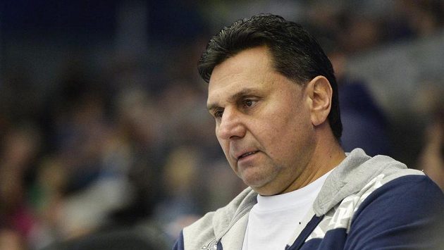 Pánové, co s tím provedeme, jako by se ptal trenér Chomutova Vladimír Růžička. Pánové, co s tím provedeme, jako by se ptal trenér Chomutova Vladimír Růžička.