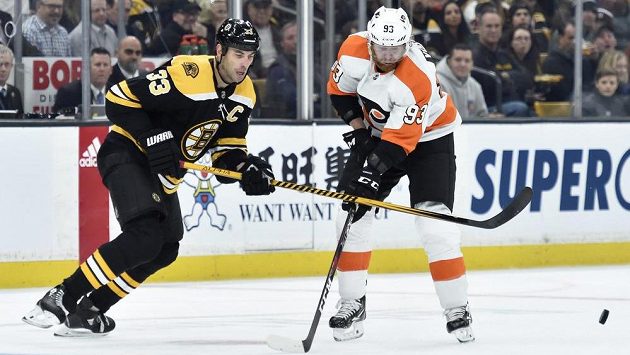 Obránce Bostonu Zdeno Chára (vlevo) a útočník Philadelphie Jakub Voráček v utkání NHL. Obránce Bostonu Zdeno Chára (vlevo) a útočník Philadelphie Jakub Voráček v utkání NHL.