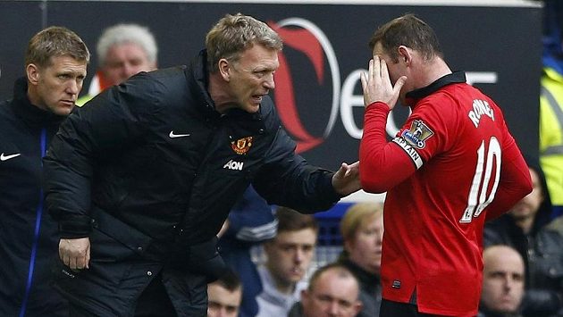 David Moyes (vlevo), který v úterý skončil na lavičce Manchesteru United, v debatě s útočníkem Waynem Rooneym. David Moyes (vlevo), který v úterý skončil na lavičce Manchesteru United, v debatě s útočníkem Waynem Rooneym.