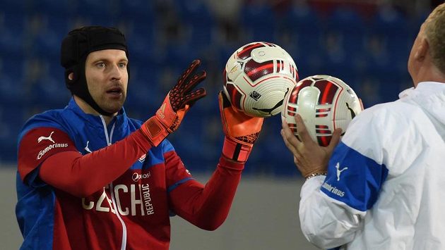 Brankář Petr Čech během tréninku národního týmu před přípravným zápasem se Srbskem. Brankář Petr Čech během tréninku národního týmu před přípravným zápasem se Srbskem.