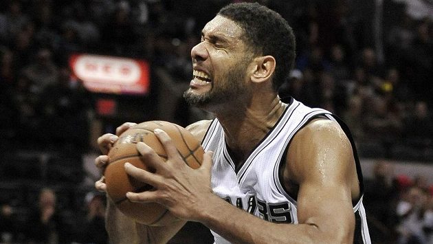 Tim Duncan ze San Antonia v utkání NBA s týmem New Orleans. Tim Duncan ze San Antonia v utkání NBA s týmem New Orleans.