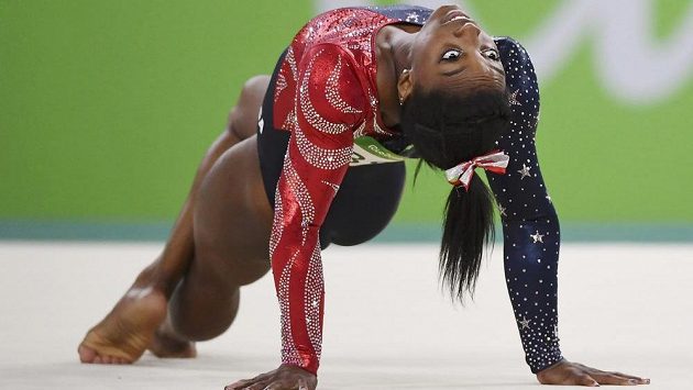 Americká gymnastka Simone Bilesová vyhrála suverénně kvalifikaci víceboje a také prostných, přeskoku a kladiny. Americká gymnastka Simone Bilesová vyhrála suverénně kvalifikaci víceboje a také prostných, přeskoku a kladiny.