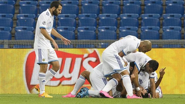 Fotbalisté Maccabi Tel Aviv slaví gól na hřišti Basileje v úvodním duelu play of Ligy mistrů. Fotbalisté Maccabi Tel Aviv slaví gól na hřišti Basileje v úvodním duelu play of Ligy mistrů.