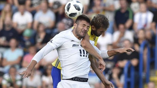 Patrizio Stronati (v bílém) z Baníku a Tomáš Poznar ze Zlína. Patrizio Stronati (v bílém) z Baníku a Tomáš Poznar ze Zlína.