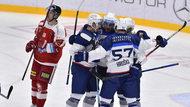 Radost hokejistů brněnské Komety v utkání s Olomoucí. Radost hokejistů brněnské Komety v utkání s Olomoucí.