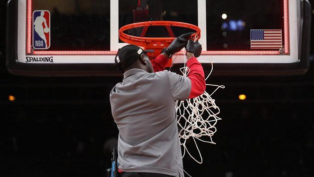 Basketbalová NBA přerušila sezonu. Jeden z hráčů Utahu, podle neoficiálních informací Francouz Rudy Gobert, byl pozitivně testován na koronavirus. Basketbalová NBA přerušila sezonu. Jeden z hráčů Utahu, podle neoficiálních informací Francouz Rudy Gobert, byl pozitivně testován na koronavirus.