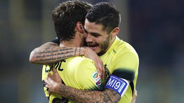 Mauro Icardi (vpravo) oslavuje svůj gól proti Boloni se spoluhráčem Ademem Ljajičem z Interu Milán. Mauro Icardi (vpravo) oslavuje svůj gól proti Boloni se spoluhráčem Ademem Ljajičem z Interu Milán.