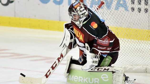 Brankář Sparty Jakub Sedláček dostává gól. Brankář Sparty Jakub Sedláček dostává gól.