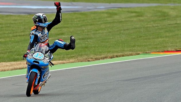 Španělský motocyklový jezdec Álex Rins (na snímku) slaví vítězství ve Velké ceně Německa v třídě Moto3. Španělský motocyklový jezdec Álex Rins (na snímku) slaví vítězství ve Velké ceně Německa v třídě Moto3.