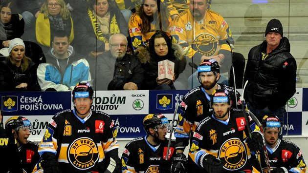 Pohled na střídačku Litvínova, vpravo vzadu hlavní trenér Radim Rulík. Pohled na střídačku Litvínova, vpravo vzadu hlavní trenér Radim Rulík.