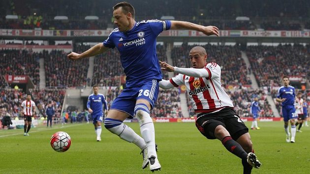 Sunderlandský Wahbi Khazri (vpravo) a John Terry z Chelsea. Sunderlandský Wahbi Khazri (vpravo) a John Terry z Chelsea.