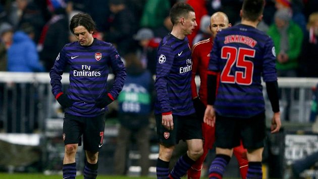 Tomáš Rosický (vlevo) zklamaně kráčí po trávníku mnichovské Allianz areny. Tomáš Rosický (vlevo) zklamaně kráčí po trávníku mnichovské Allianz areny.