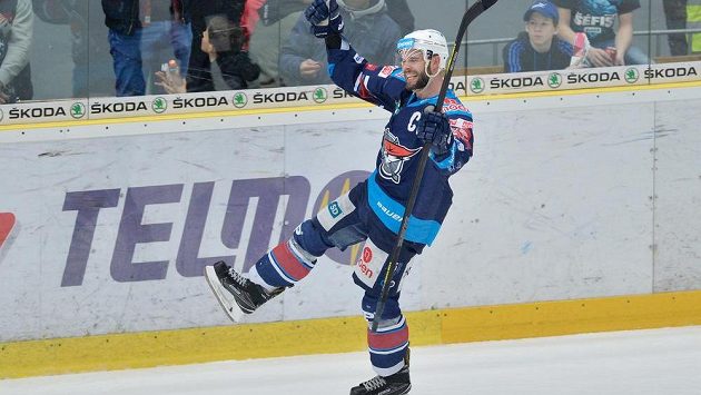 Chomutovský útočník Michal Vondrka slaví gól na ledě Mladé Boleslavi ve čtvrtém zápase předkola play off. Chomutovský útočník Michal Vondrka slaví gól na ledě Mladé Boleslavi ve čtvrtém zápase předkola play off.