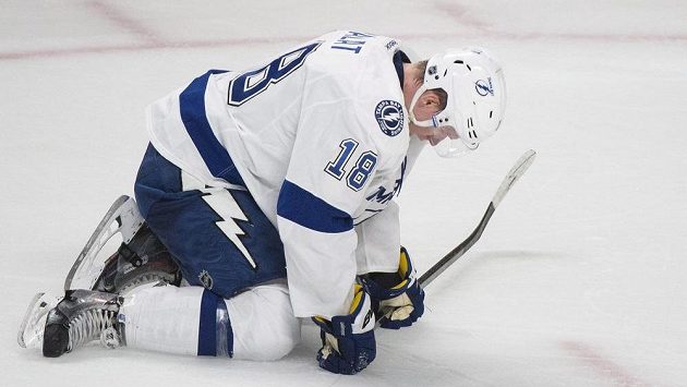 Ondřej Palát smutní. Jeho Tampa Bay vypadla z play off už v prvním kole, když nestačila na Montreal. Ondřej Palát smutní. Jeho Tampa Bay vypadla z play off už v prvním kole, když nestačila na Montreal.
