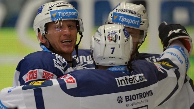 Plzeňský útočník Marcel Hossa (vlevo) slaví se spoluhráči vítězný gól proti Litvínovu. Plzeňský útočník Marcel Hossa (vlevo) slaví se spoluhráči vítězný gól proti Litvínovu.