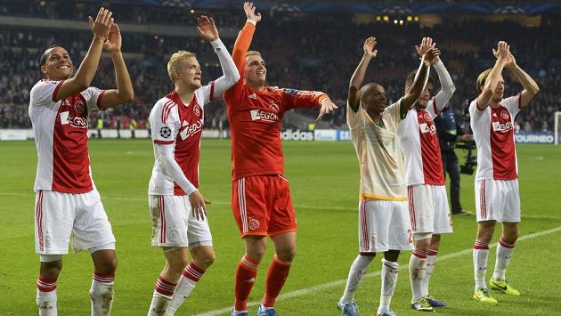 Fotbalisté Ajaxu Amsterdam slaví s fanoušky vítězství v Lize mistrů nad Celtikem Glasgow. Fotbalisté Ajaxu Amsterdam slaví s fanoušky vítězství v Lize mistrů nad Celtikem Glasgow.