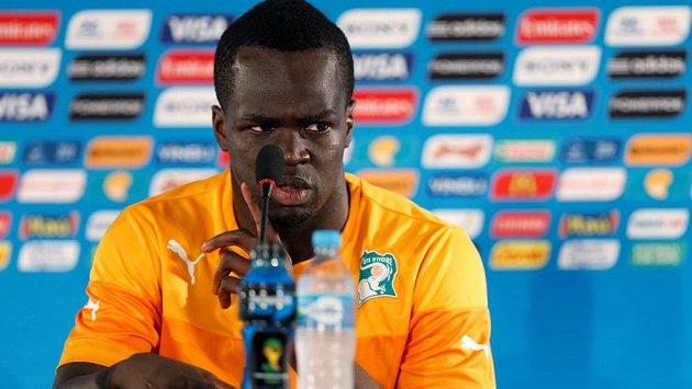Bývalý fotbalista Newcastlu Cheick Tioté po kolapsu na tréninku čínského klubu Peking Enterprises zemřel. Bývalý fotbalista Newcastlu Cheick Tioté po kolapsu na tréninku čínského klubu Peking Enterprises zemřel.